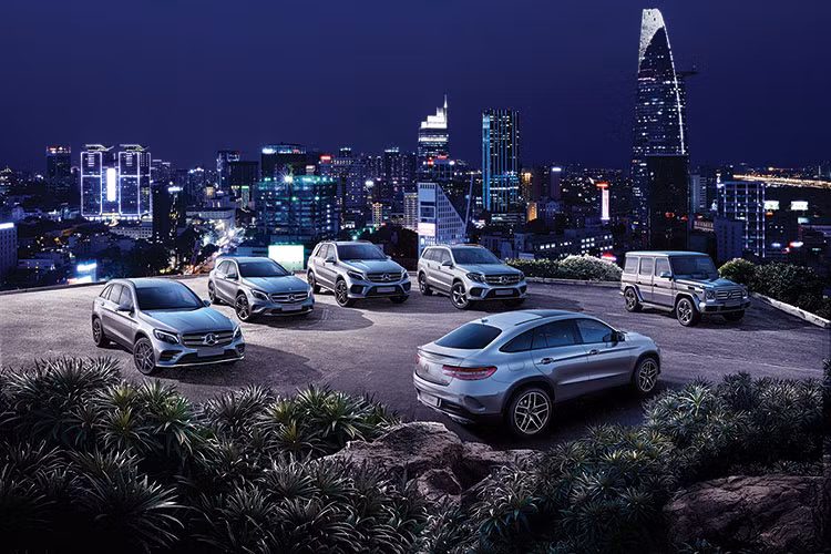 Đây là cũng là lần đầu tiên khách hàng Việt Nam có thể chiêm ngưỡng trọn bộ sưu tập từ GLA đến GLS, bao gồm 14 phiên bản SUV với tổng giá trị hơn 60 tỷ đồng. rong đó, phiên bản đặc biệt của huyền thoại G-Class sẽ làm nức lòng người hâm mộ.