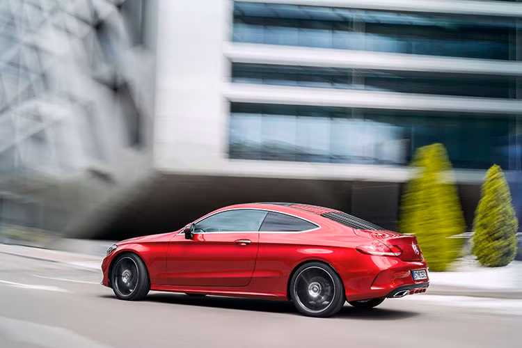 Xe sở hữu khoang nội thất tinh xảo và ngập tràn công nghệ, động cơ hiệu suất cao và trải nghiệm lái thể thao thuần khiết – C-Class Coupé xứng đáng là chuẩn mực hoàn hảo của dòng xe Coupé hiện đại.