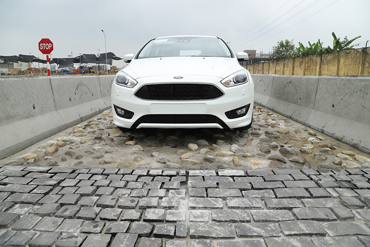 Mỗi đoạn đường thử đều có mục đích riêng và sử dụng nhiều loại bề mặt đường khác nhau, nhằm đánh giá tổng thể các tiêu chí kỹ thuật của xe. Nếu như đường bằng phẳng và đường dốc được sử dụng để kiểm tra tính năng tăng tốc, khả năng chuyển số, hệ thống phanh, hệ thống lái thì đường sỏi đá sẽ làm nhiệm vụ kiểm tra hệ thống treo, rung động thân xe và giảm sóc.