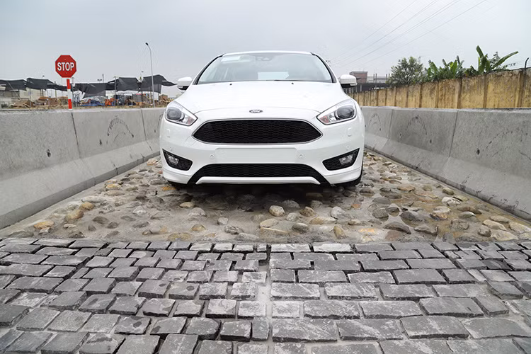 Mỗi đoạn đường thử đều có mục đích riêng và sử dụng nhiều loại bề mặt đường khác nhau, nhằm đánh giá tổng thể các tiêu chí kỹ thuật của xe. Nếu như đường bằng phẳng và đường dốc được sử dụng để kiểm tra tính năng tăng tốc, khả năng chuyển số, hệ thống phanh, hệ thống lái thì đường sỏi đá sẽ làm nhiệm vụ kiểm tra hệ thống treo, rung động thân xe và giảm sóc.