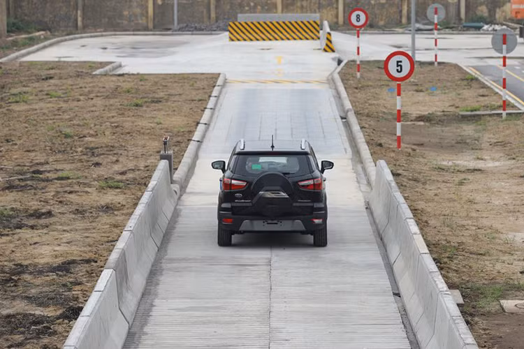 Ông Phạm Văn Dũng, Tổng Giám đốc Ford Việt Nam chia sẻ: "Tất cả các dòng xe được sản xuất và lắp ráp tại nhà máy Ford Hải Dương trước khi xuất xưởng sẽ được chúng tôi kiểm tra nghiêm ngặt trên đường chạy thử mới để thẩm định và đảm bảo các tiêu chí kỹ thuật trước khi tới tay người tiêu dùng".