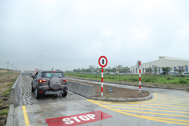 Với đường thử mới, ngoài kiểm tra được khả năng vận hành, các tính năng an toàn của xe, các kỹ thuật viên còn có thể phát hiện các tiếng ồn (Squeak and Rattle) phát ra trong quá trình xe vận hành, đặc biệt là khi chạy qua các đoạn đường gây vặn xoắn thân xe, khiến các vật liệu và chi tiết trên xe ma sát với nhau.