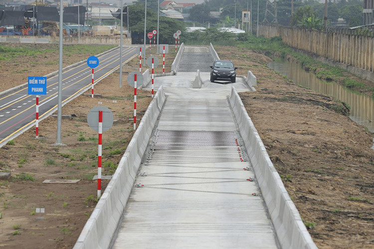 Đặc biệt, các tiêu chí về độ ồn và tiếng động lạ của xe thì sẽ được đánh giá trên địa hình thử gồ ghề như đường gợn sóng, và các đoạn đường có bề mặt dây thừng hay góc sắt. Các tính năng an toàn như Hệ thống Cân bằng Điện tử và Chống Bó cứng Phanh cũng sẽ được thử nghiệm trên các đoạn trơn trượt và trên 400m đường thẳng.