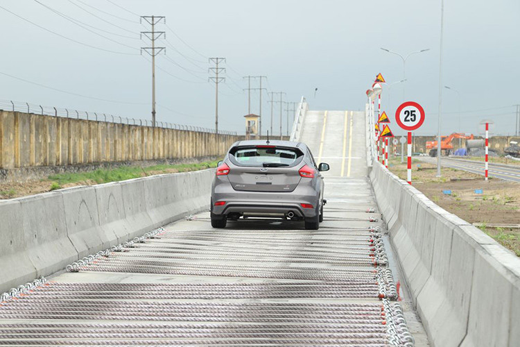 Độ bền các mối hàn trên khung và thân sẽ sẽ được đẩy đến giới hạn trên các đoạn đường vặn xoắn thẳng và đường vặn xoắn khi vào cua để đảm bảo độ vững chắc, toàn vẹn cấu trúc và khả năng vận hành trơn chu của chi tiết nội/ngoại thất của xe khi phải vận hành trên những đia hình khắc nghiệt này.