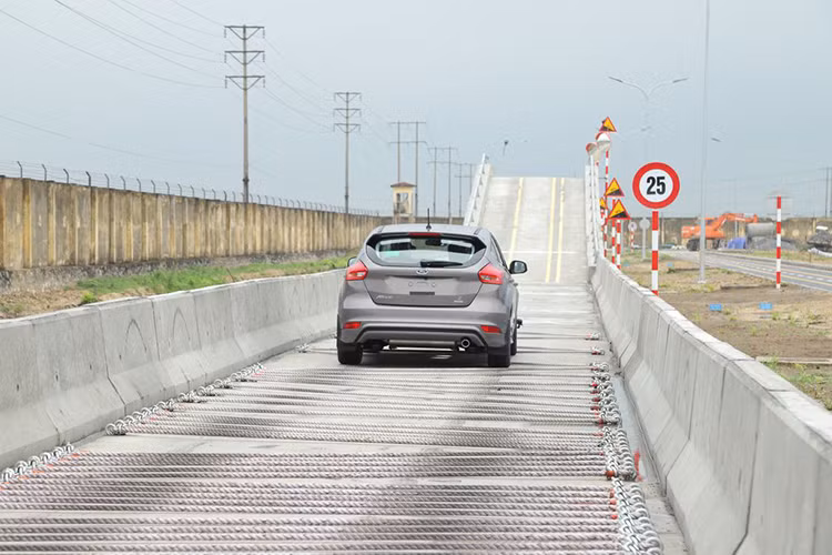 Độ bền các mối hàn trên khung và thân sẽ sẽ được đẩy đến giới hạn trên các đoạn đường vặn xoắn thẳng và đường vặn xoắn khi vào cua để đảm bảo độ vững chắc, toàn vẹn cấu trúc và khả năng vận hành trơn chu của chi tiết nội/ngoại thất của xe khi phải vận hành trên những đia hình khắc nghiệt này.