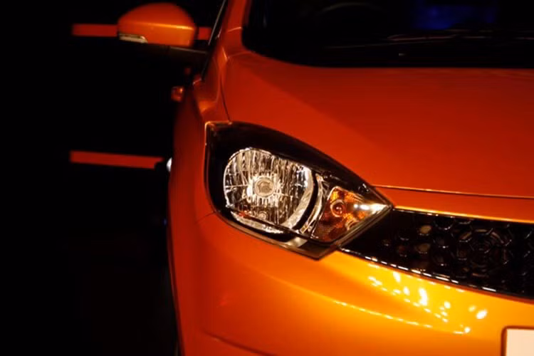 Tata Tiago là mẫu xe gia đình cỡ nhỏ, sở hữu kích thước dài 3.746 mm, rộng 1.647 mm, cao 1.535 mm cùng chiều dài cơ sở 2.400 mm, khoảng sáng gầm xe 170 mm. Xe sở hữu lưới tản nhiệt dạng tổ ong, thân xe với những đường vuốt cong mang nhiều nét tương đồng với mẫu xe Daewoo Matiz từng xuất hiện tại Việt Nam.