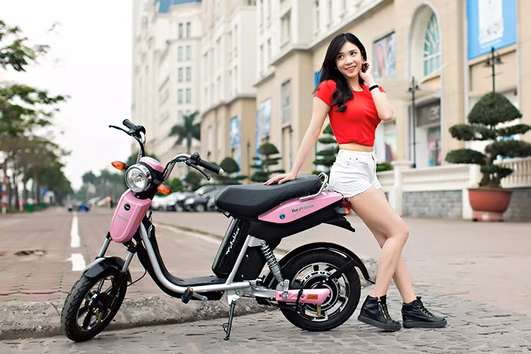 Sơe hữu thiết kế ấn tượng, phù hợp với vóc dáng người Việt - Bat-X giúp người lái và hành khách phía sau có tư thế ngồi thoải mái nhất. Một móc treo đồ ngay trước yên xe để treo mũ bảo hiểm, túi xách hay vật dụng khác. Bat X không có cốp dựng đồ dưới xe, bạn sẽ phải lắp giỏ phía trước nếu muốn để được các vật dụng lớn.