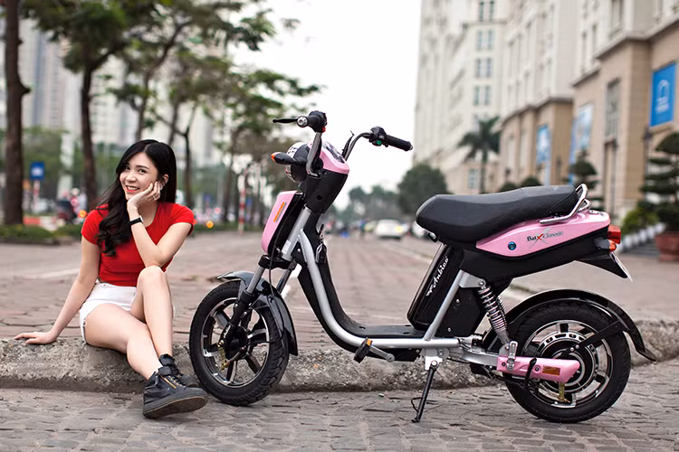 Hệ thống dẫn động bằng xích hoạt động trơn tru và nhẹ nhàng như trên một chiếc xe đạp thể thao chứ không hề nặng nhọc. Khoảng cách từ yên xe tới tay lái cũng được thiết kế phù hợp với kích cỡ người Việt nên không có cảm giác mỏi lưng khi di chuyển trên quãng đường dài. 