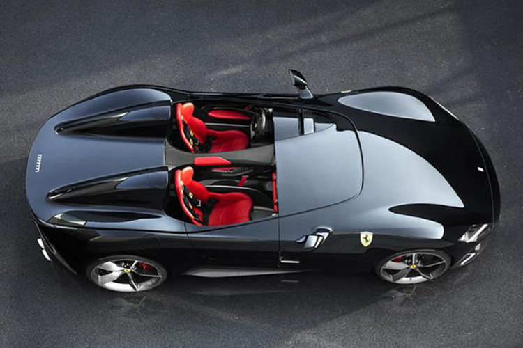 Ferrari Monza SP1 và SP2 được trang bị công nghệ đánh lái 4 bánh và hệ dẫn động cầu sau. Bộ đôi csẽ nhẹ hơn nhiều so với 812 Superfast do được loại bỏ vòm mui và sở hữu thân xe làm bằng sợi carbon. Dù sở hữu kiểu dáng rất độc đáo, tuy nhiên Ferrari cũng không quá giới hạn số lượng sản xuất của cặp đôi Monza này.