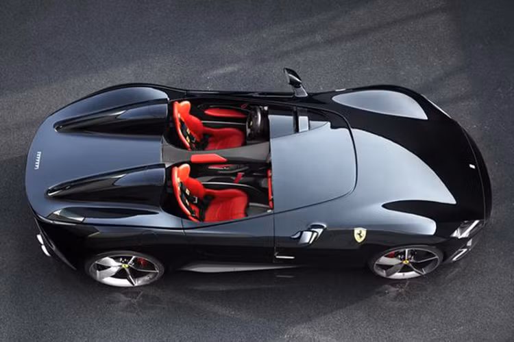 Ferrari Monza SP1 và SP2 được trang bị công nghệ đánh lái 4 bánh và hệ dẫn động cầu sau. Bộ đôi csẽ nhẹ hơn nhiều so với 812 Superfast do được loại bỏ vòm mui và sở hữu thân xe làm bằng sợi carbon. Dù sở hữu kiểu dáng rất độc đáo, tuy nhiên Ferrari cũng không quá giới hạn số lượng sản xuất của cặp đôi Monza này.