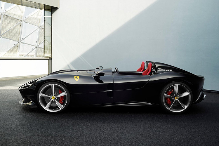 Theo Ferrari, cả 2 chiếc xe đều được trang bị động cơ V12 6.5l nạp khí tự nhiên, được mệnh danh là cỗ máy mạnh nhất mà hãng từng chế tạo. Được cải tiến từ 812 Superfast, động cơ này cho công suất lên tới 810PS tại 8.500v/ph và mô-men xoắn 719Nm tại 7.000v/ph. Nhờ đó, chiếc xe có thể tăng tốc từ 0-100km/h trong 2,9 giây, 0-200km/h trong 7,9 giây và đạt tốc độ tối đa lên tới hơn 300km/h.