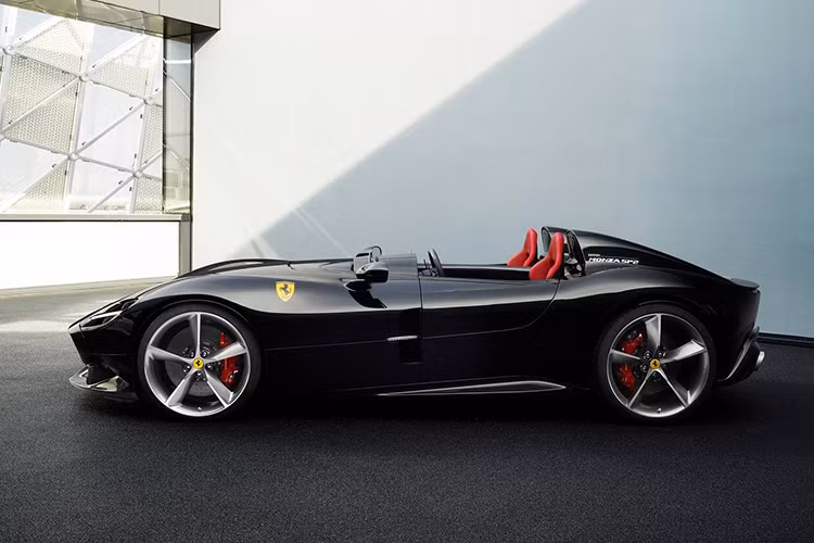 Theo Ferrari, cả 2 chiếc xe đều được trang bị động cơ V12 6.5l nạp khí tự nhiên, được mệnh danh là cỗ máy mạnh nhất mà hãng từng chế tạo. Được cải tiến từ 812 Superfast, động cơ này cho công suất lên tới 810PS tại 8.500v/ph và mô-men xoắn 719Nm tại 7.000v/ph. Nhờ đó, chiếc xe có thể tăng tốc từ 0-100km/h trong 2,9 giây, 0-200km/h trong 7,9 giây và đạt tốc độ tối đa lên tới hơn 300km/h.