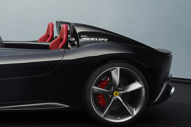 Điểm đặc biệt của Ferrari Monza SP1 và SP2 là chúng đã được thiết kế hoàn toàn không có mui và kính chắn gió, giống hệt như những chiếc xe đua Grand Prix vào cuối thập niên 40 của Thế kỷ XX. Thậm chí, chúng cũng không có kính chắn gió - tương tự một số siêu xe đặc biệt trong quá khứ như Mercedes SLR Stirling Moss hay Lamborghini Aventador J.