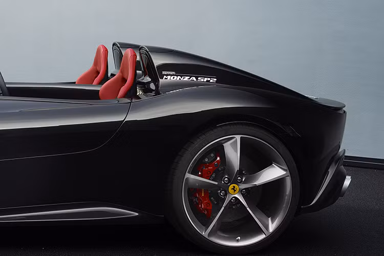 Điểm đặc biệt của Ferrari Monza SP1 và SP2 là chúng đã được thiết kế hoàn toàn không có mui và kính chắn gió, giống hệt như những chiếc xe đua Grand Prix vào cuối thập niên 40 của Thế kỷ XX. Thậm chí, chúng cũng không có kính chắn gió - tương tự một số siêu xe đặc biệt trong quá khứ như Mercedes SLR Stirling Moss hay Lamborghini Aventador J.