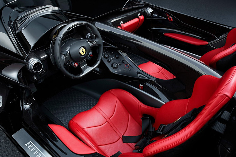 Tuy nhiên theo hãng siêu xe Ferrari, người lái sẽ không cần phải đội mũ bảo hiểm bởi gió tạt vào mặt nhờ có một công nghệ được hãng gọi là "Kính chắn gió ảo" (Virtual Wind Shield). Về cơ bản, Virtual Wind Shield là một bộ quây nằm phía trước bảng đồng hồ, được Ferrari thiết kế tối ưu hóa, nhằm khuếch tán luồng không khí đằng trước không đập vào mặt người lái, đem tới sự thoải mái.