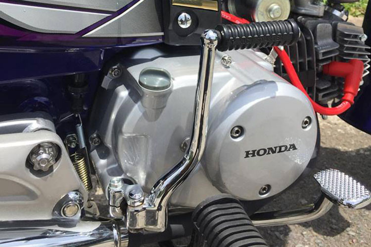 Phần "nội công" của chiếc xe Honda Dream này đã được độ lại, giúp nâng dung tích xe lên mạnh hơn. Về nguyên bản, xe sử dụng khối động cơ 1 xi-lanh, 4 kỳ SOHC dung tích thực 97 cc, đạt công suất tối đa 8 mã lực và mô-men xoắn cực đại 8,1 Nm. Xe được trang bị hộp số vòng 4 cấp.