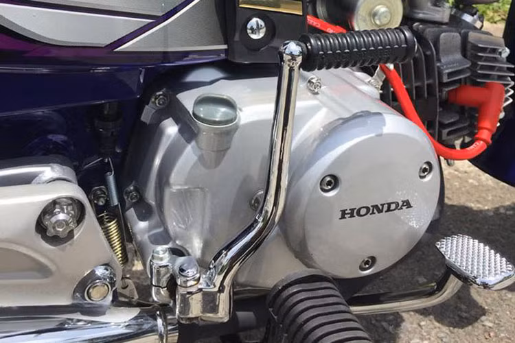 Phần "nội công" của chiếc xe Honda Dream này đã được độ lại, giúp nâng dung tích xe lên mạnh hơn. Về nguyên bản, xe sử dụng khối động cơ 1 xi-lanh, 4 kỳ SOHC dung tích thực 97 cc, đạt công suất tối đa 8 mã lực và mô-men xoắn cực đại 8,1 Nm. Xe được trang bị hộp số vòng 4 cấp.