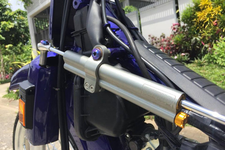 Do xe đã được nâng cấp về phần nội công, vì vậy chủ xe phải trang bị thêm trợ lực Ohlins kẹp sườn vừa làm kiểng vừa chống sàn lắc cho xe khi lên tốc độ cao. Ohlins kẹp sườn có tổng hành trình 120mm đi kèm cùng nhiều nấc chỉnh từ nặng đến nhẹ rất tiện lợi cho người sử dụng.