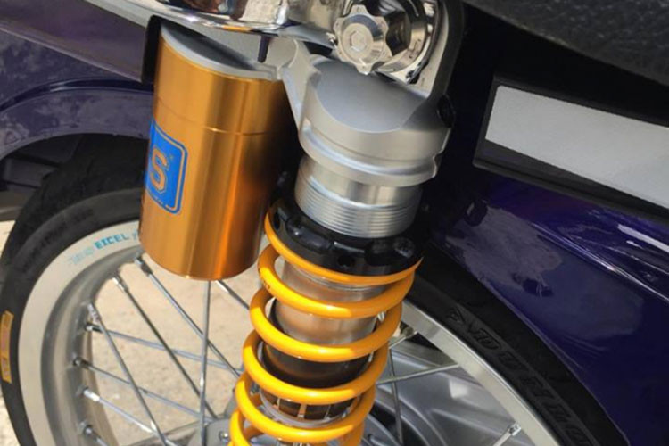 Xe sử dụng phuộc Ohlins bình dầu rời sau có tổng chiều cao là 330mm tích hợp cho nhiều dòng xe đi phuộc đôi phía sau như Future, Wave, Dream và Axelo thiết kết ti và lò xo lớn nên cứng cáp phù hợp hơn.