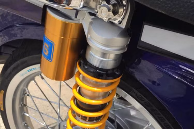 Xe sử dụng phuộc Ohlins bình dầu rời sau có tổng chiều cao là 330mm tích hợp cho nhiều dòng xe đi phuộc đôi phía sau như Future, Wave, Dream và Axelo thiết kết ti và lò xo lớn nên cứng cáp phù hợp hơn.