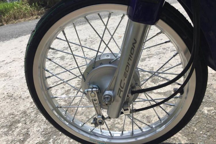 Dàn chân trước vẫn sử dụng phuộc nguyên bản, nhưng thêm vào đó là các phụ kiện như bánh căm và lốp mới "hàng thửa", phanh trước độ...