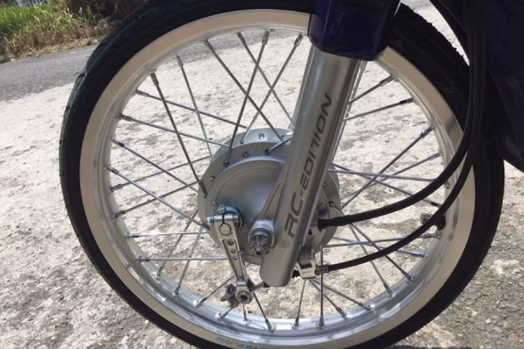 Dàn chân trước vẫn sử dụng phuộc nguyên bản, nhưng thêm vào đó là các phụ kiện như bánh căm và lốp mới "hàng thửa", phanh trước độ...