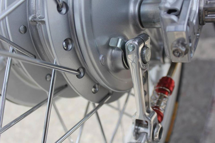 Gắp sau của xe ngoài việc thêm một số phụ kiện như ốc kiểng, kẹp phanh độ, vành và bánh căm... còn được làm mới lại bóng bẩy và chất chơi hơn.