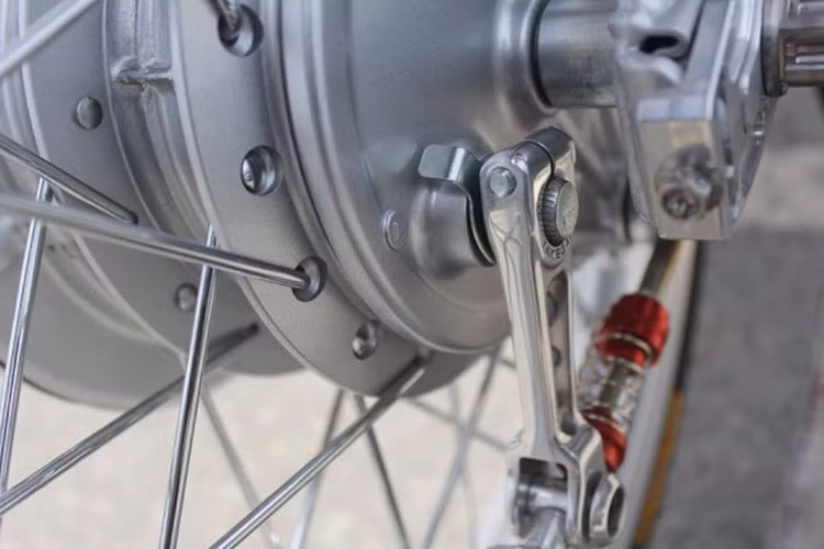 Gắp sau của xe ngoài việc thêm một số phụ kiện như ốc kiểng, kẹp phanh độ, vành và bánh căm... còn được làm mới lại bóng bẩy và chất chơi hơn.