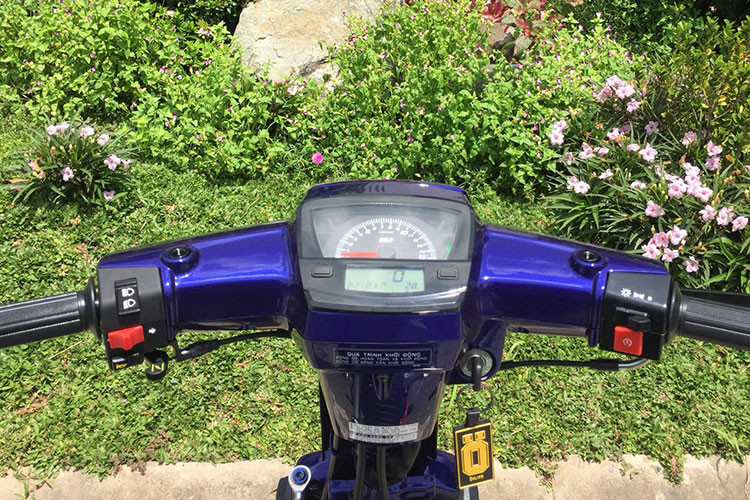 Phần đầu xe được trang bị đồng hồ Koso Uma phiên bản dành riêng cho dòng Dream sử dụng không cần phải chế lại bộ cổ mà chỉ mua về ráp và mod lại dây điện là có thể cho đồng hồ chạy full các chức năng đo đạt. Đồng hồ còn có 7 màu sắc nền cho chủ xe thay đổi tùy theo sở thích.