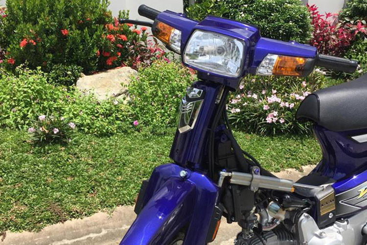 Để tạo một phong cách độc lạ cho chiếc xe máy Dream kiểng của mình, chủ nhân của nó đã chi ra một số tiền không hề nhỏ. Chiếc Honda Dream chiến trong bài viết này của một dân chơi tại Bến Tre là một ví dụ.