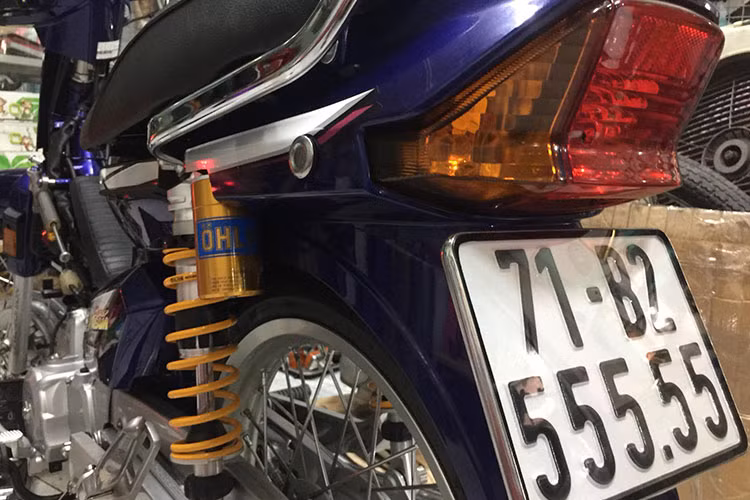 Dè sau được giữ nguyên bản, cùng cụm đèn hậu và tay xách được làm mới lại. Đáng chú ý và đắt giá nhất chính là biển số "ngũ quý 5" độc đáo.