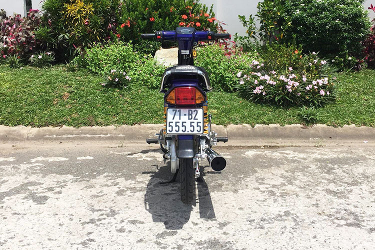 Với hàng loạt đồ chơi "hàng hiệu" được độ lên, chiếc xe Honda Dream Thái Lan này đã thay đổi rõ rệt so với nguyên bản - trẻ trung, năng động và cá tính hơn. Nhưng đặc biệt nhất vẫn là biển số "ngũ quý 5" - phong thuỷ này, nó giúp cho chiếc xe số phổ thông nâng tầm đẳng cấp.