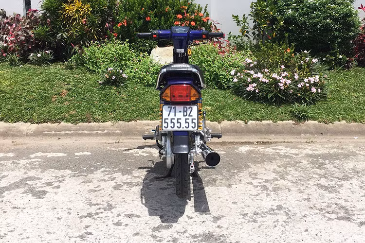 Với hàng loạt đồ chơi "hàng hiệu" được độ lên, chiếc xe Honda Dream Thái Lan này đã thay đổi rõ rệt so với nguyên bản - trẻ trung, năng động và cá tính hơn. Nhưng đặc biệt nhất vẫn là biển số "ngũ quý 5" - phong thuỷ này, nó giúp cho chiếc xe số phổ thông nâng tầm đẳng cấp.