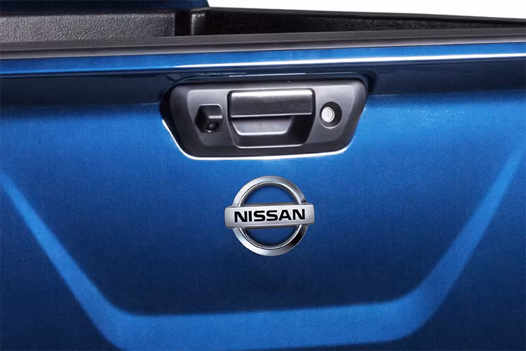 Hệ động lực của xe vẫn được giữ nguyên như mẫu Navara trước đây. Xe sử dụng động cơ diesel 4 xi lanh DOHC 2,5 lít cho sinh công suất 161 mã lực tại 3.600 vòng/phút và mô men xoắn cực đại đạt 403Nm tại 2.000 vòng/phút, kết hợp với hộp số tự động 7 cấp.