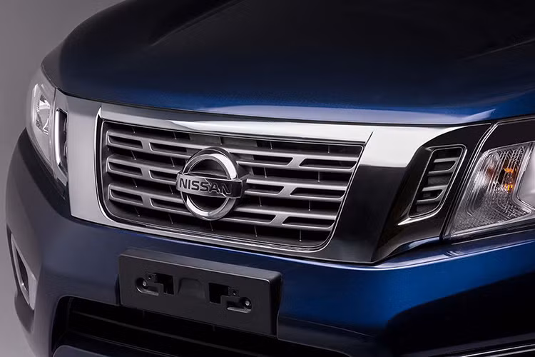 Riêng trên phiên bản cao cấp hơn là Nissan Navara EL A-IVI Premium Z, ngoài những thay đổi trên, xe còn được trang bị bộ phụ kiện cao cấp Premium Z với ốp cản trước cá tính ở phần đầu xe, kết hợp với ốp đèn sương mù màu đen, bộ tem Primium Z chạy dọc thân xe và logo Primium Z ở phần đuôi xe.