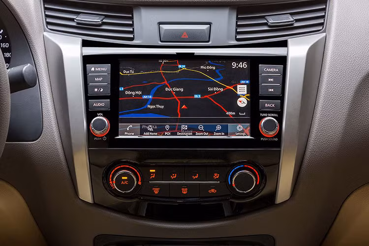 Nissan Navara EL A-IVI được trang bị màn hình giải trí thế hệ mới theo chuẩn của Nissan toàn cầu – Màn hình giải trí (AVN) có kích thước 8 inch, điều khiển bằng cảm ứng đa điểm. Nhờ chức năng Nissan Connect, người dùng có thể dễ dàng kết nối màn hình với điện thoại thông minh thông qua các ứng dụng Android Auto hoặc Apple Car Play.
