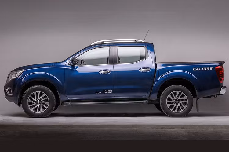 Về ngoại hình xe không có nhiều thay đổi. Mẫu xe bán tải Nissan Navara EL A-IVI được trang bị thêm La-zăng 18 inch và Giá nóc đem lại cho xe diện mạo mạnh mẽ, năng động hơn so với các phiên bản hiện tại.