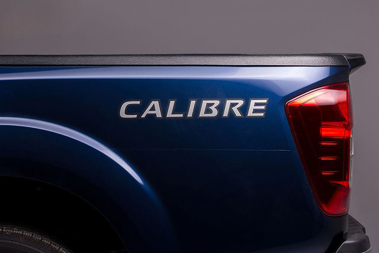 Nissan Navara EL A-IVI có kích thước tổng thể dài 5.255mm, rộng 1.850mm, cao 1.815mm và chiều dài cơ sở 3.150mm với khoảng sáng gầm 225mm. Xe được trang bị cụm đèn pha halogen thấu kính lớn. Lưới tản nhiệt mạ crôm đặc trưng của Nissan mang lại diện mạo cuốn hút. Đuôi xe với đèn phanh trên cao và đèn báo rẽ dạng LED.