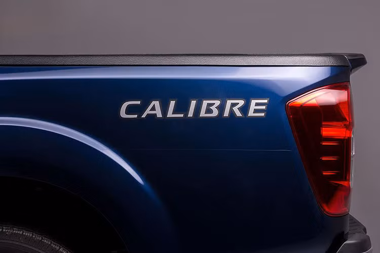 Nissan Navara EL A-IVI có kích thước tổng thể dài 5.255mm, rộng 1.850mm, cao 1.815mm và chiều dài cơ sở 3.150mm với khoảng sáng gầm 225mm. Xe được trang bị cụm đèn pha halogen thấu kính lớn. Lưới tản nhiệt mạ crôm đặc trưng của Nissan mang lại diện mạo cuốn hút. Đuôi xe với đèn phanh trên cao và đèn báo rẽ dạng LED.