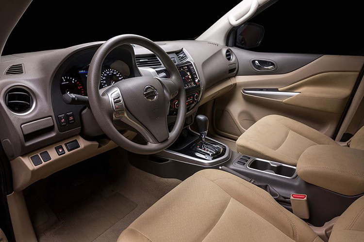Nhằm gia tăng tính an toàn và tiện nghi cho người sử dụng, lần đầu tiên phiên bản 1 cầu của mẫu xe bán tải Nissan Navara được bổ sung loạt trang bị hỗ trợ hiện đại như Màn hình giải trí cảm ứng (AVN) 8 inch; Camera lùi; Gương chiếu hậu chống chói tự động; Móc ghế trẻ em ISO fix.