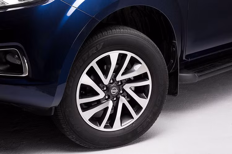 Các trang bị an toàn của Nissan Navara EL A-IVI bao gồm 2 túi khí cho người lái và hành khách, hệ thống phân phối lực phanh điện tử (EBD), hệ thống chống bó cứng phanh (ABS), hệ thống hỗ trợ phanh khẩn cấp (BA).