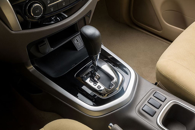 Ngoài ra, mẫu xe bán tải này còn sử dụng các tính năng như Bản đồ dẫn đường, Đàm thoại rảnh tay, Ra lệnh bằng giọng nói, Giải trí qua AM/FM, USB/AUX/Bluetooth. Màn hình 8-inch này cũng hiển thị hình ảnh cho chức năng camera lùi giúp tăng thêm độ an toàn khi điều khiển xe. 