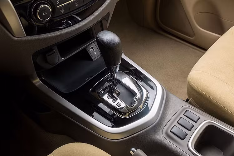 Ngoài ra, mẫu xe bán tải này còn sử dụng các tính năng như Bản đồ dẫn đường, Đàm thoại rảnh tay, Ra lệnh bằng giọng nói, Giải trí qua AM/FM, USB/AUX/Bluetooth. Màn hình 8-inch này cũng hiển thị hình ảnh cho chức năng camera lùi giúp tăng thêm độ an toàn khi điều khiển xe. 