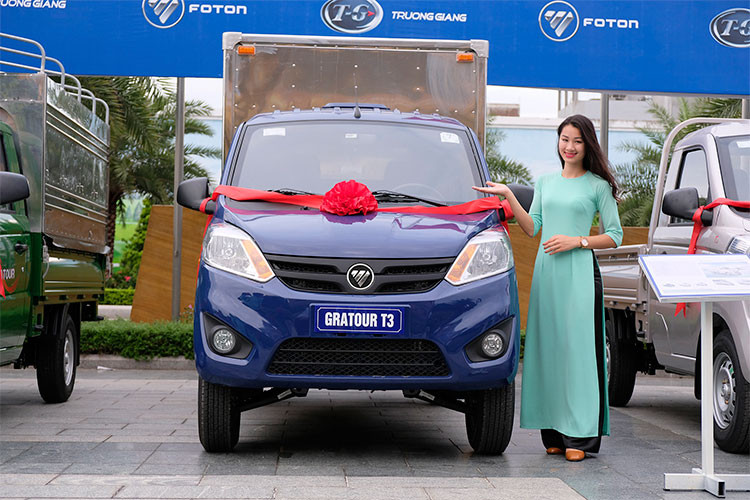 Hệ thống treo sau của Foton Gratour T3 được thiết kế hai phần gồm phần chính và phần thứ cấp với 5 lò xo, mỗi thanh lò xo rộng 63 mm. Các gối đỡ nhíp có núm bơm mỡ bôi trơn. Hệ thống nhíp sau không cần phải bảo dưỡng, đảm bảo khả năng chịu tải và độ tin cậy.