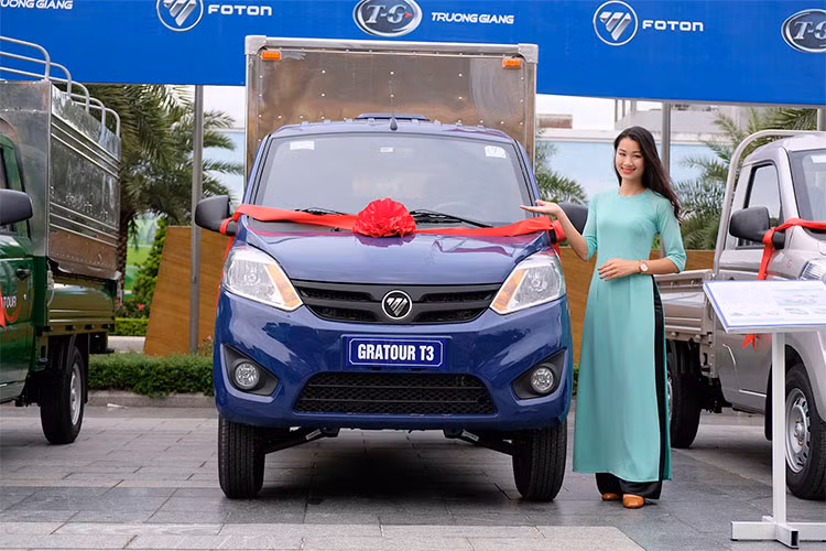 Hệ thống treo sau của Foton Gratour T3 được thiết kế hai phần gồm phần chính và phần thứ cấp với 5 lò xo, mỗi thanh lò xo rộng 63 mm. Các gối đỡ nhíp có núm bơm mỡ bôi trơn. Hệ thống nhíp sau không cần phải bảo dưỡng, đảm bảo khả năng chịu tải và độ tin cậy.