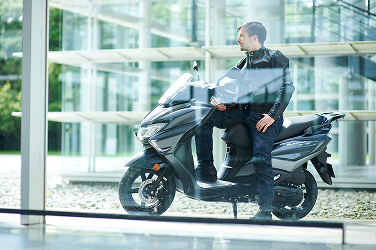 Còn Burgman Street EX trang bị công nghệ Suzuki Eco Performance Alpha, hệ thống tự động dừng và khởi động động cơ (EASS) và hệ thống khởi động im lặng, cho công suất 8,6 PS @ 6.500 vòng/phút và mô-men xoắn 10 Nm @ 5.500 vòng/phút.