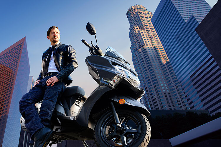 Suzuki Burgman Street 2025 có 2 lựa chọn màu sắc mới gồm Pearl Moon Stone Gray (Standard) và Metallic Matte Stellar Blue (Ride Connect). Giá bán là 95.800 rupee - khoảng 28,5 triệu đồng.