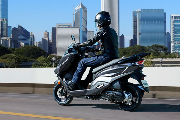 Phiên bản EX cũng đi kèm với bánh xe sau 12 inch, cải thiện độ ổn định khi lái và sự thu hút về mặt thẩm mỹ. Xe được bổ sung thêm màu Metallic Matte Stellar Blue, và vẫn duy trì các màu Metallic Matte Black No. 2 và Metallic Royal Bronze.