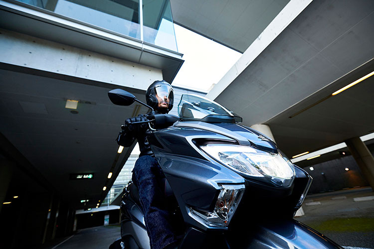 Suzuki Avenis 2025 được trang bị động cơ 124,3cc, một xi-lanh, làm mát bằng không khí, cho công suất 8,7 PS @ 6.750 vòng/phút và mô-men xoắn 10 Nm @ 5.500 vòng/phút. Xe được cũng được trang bị công nghệ Suzuki Eco Performance (SEP) và phun xăng điện tử, duy trì khả năng tăng tốc nhanh và tiết kiệm nhiên liệu hiệu quả.