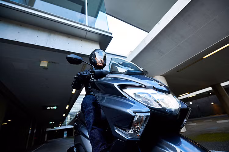 Suzuki Avenis 2025 được trang bị động cơ 124,3cc, một xi-lanh, làm mát bằng không khí, cho công suất 8,7 PS @ 6.750 vòng/phút và mô-men xoắn 10 Nm @ 5.500 vòng/phút. Xe được cũng được trang bị công nghệ Suzuki Eco Performance (SEP) và phun xăng điện tử, duy trì khả năng tăng tốc nhanh và tiết kiệm nhiên liệu hiệu quả.